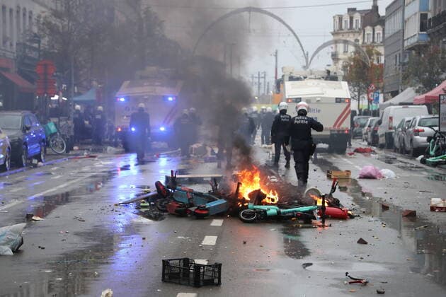 Bilder des Jahres, Sport 11 November Sport Themen der Woche KW47 Sport Bilder des Tages Illustration picture shows fire from a pile of rental e-steps lying in the middle of the street, in the center of Brussels, during a soccer game between Belgium s national team, Nationalteam the Red Devils and Morocco, in Group F of the FIFA 2022 World Cup, in Molenbeek, Brussels, on Sunday 27 November 2022. Lots of Brussels residents with and without Moroccan roots gather to watch the match with a Tajine-Frites theme. NICOLASxMAETERLINCK  x54146940x