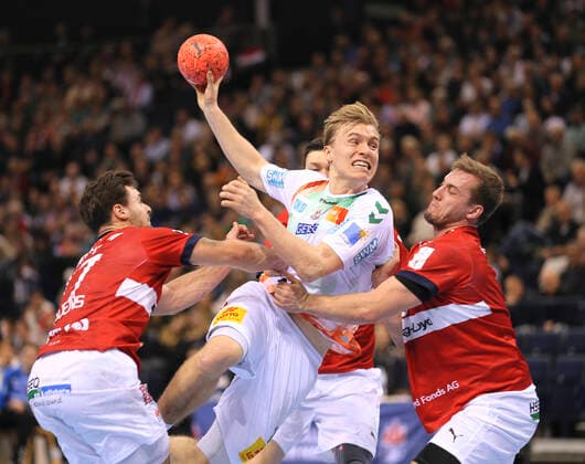 Bilder des Jahres, Sport 11 November Sport Themen der Woche KW47 Sport Bilder des Tages Foto : Torwurf von Gisli Kristjansson SCM gegen Niklas Weller ( HSV ) und links ... Dani Baijens Handball Herren am 27.11.2022 1. Bundesliga HSV Hamburg - FC Magdeburg *** Photo Goal throw of Gisli Kristjansson SCM against Niklas Weller HSV and left Dani Baijens handball men on 27 11 2022 1 Bundesliga HSV Hamburg FC Magdeburg