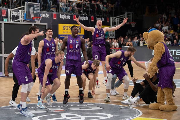Bilder des Jahres, Sport 11 November Sport Themen der Woche KW47 Sport Bilder des Tages BG Göttingen - ALBA BERLIN 27.11.2022, Basketball-Bundesliga, Saison 2022 2023, BG Göttingen - ALBA BERLIN. Göttingens Spieler jubeln nach dem Spiel. Göttingen Niedersachsen Deutschland *** BG Göttingen ALBA BERLIN 27 11 2022, Basketball Bundesliga, 2022 2023 season, BG Göttingen ALBA BERLIN Göttingen players cheer after the game Göttingen Lower Saxony Germany