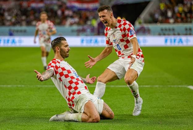 Croatia v Canada 2022 FIFA World Cup, WM, Weltmeisterschaft, Fussball 27 11 2022. Match 27 Goal 2-1 Marko Livaja (14) of Croatia scores a goal and celebrates during the 2022 Fifa World Cup match between Croatia and Canada at Khalifa International Stadium, Doha, Qatar on 27 November 2022. Editorial use only , Copyright: xNigelxKeenex PSI-16412-0021