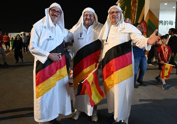 Sport Bilder des Tages Qatar Soccer World Cup Spain - Germany 8325629 27.11.2022 Germany s fans pose for a photo before the Qatar 2022 World Cup Group E soccer match between Spain and Germany, in Al Khor, Qatar. Grigory Sysoev Sputnik Al Khor Qatar  Copyright: xGrigoryxSysoevx