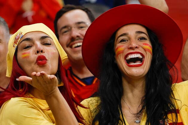 Fans of Spain attend FIFA World Cup, WM, Weltmeisterschaft, Fussball soccer match of the group phase between Spain and Germany at Al Bait stadium in Al Khor, Qatar, 27 November 2022. Mundial de Fútbol: Espana - Alemania !ACHTUNG: NUR REDAKTIONELLE NUTZUNG!  Copyright: xAlbertoxEstevezx GR7231 20221127-f71be51939ac4b4b61375cbeb801c81ea5fadcad