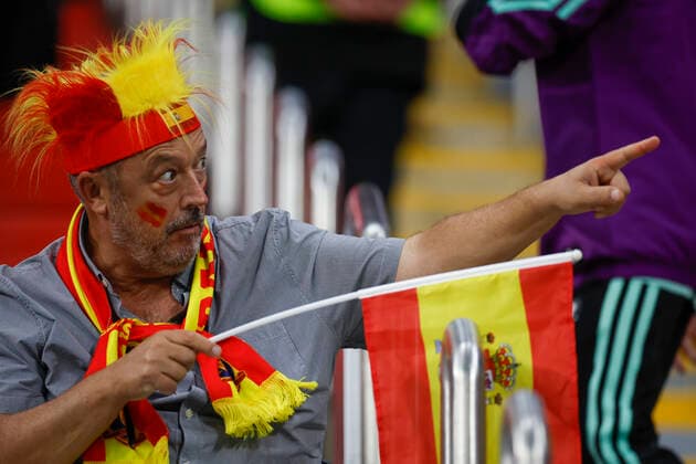 A fan of Spain attends FIFA World Cup, WM, Weltmeisterschaft, Fussball soccer match of the group phase between Spain and Germany at Al Bait stadium in Al Khor, Qatar, 27 November 2022. FIFA World Cup: Spain vs. Germany !ACHTUNG: NUR REDAKTIONELLE NUTZUNG!  Copyright: xAlbertoxEstevezx GR7188 20221127-0da2c419c8121ad39ba258a4806994a21f7cfa2b