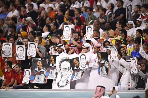 Foto Fabio Ferrari LaPresse 27 Novembre 2022 Al Khor, Qatar - - Calcio - Qatar 2022 - Coppa del Mondo Fifa - Spagna vs Germania - Gruppo E - Fase a Gironi - Al-Bayt Stadium. Nella foto: spettatori con la caricatura di Ozil November 27, 2022 Al Khor, Qatar - sport - Soccer - Qatar 2022- FIFA World Cup, WM, Weltmeisterschaft, Fussball - Spain vs Germany - Group E - group stage - Al-Bayt Stadium. In the pic: Ozil pictured by supporters  Copyright: xFabioxFerrari LaPressex