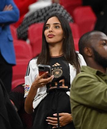 Fussball, Herren, Saison 2022 23, WM in Katar, Gruppe E (2. Spieltag), Spanien - Deutschland im Al-Bayt Stadium in Al-Khor, Ilkay Gündogans (Deutschland) schwangere Freundin Sara Arfaoui auf der Tribüne, 27.11. 2022, Copyright: xMatthiasxKochx