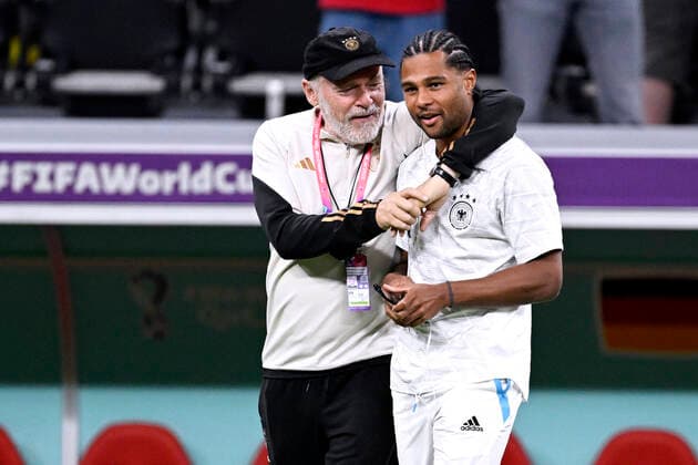 GNABRY Serge Team Deutschland mit Co-Trainer GERLAND Hermann FIFA World Cup, WM, Weltmeisterschaft, Fussball 2022 in Katar Vorrundenspiel Gruppe E Spanien - Deutschland am 27.11.2022 im AL Bayt Stadion DFL REGULATIONS PROHIBIT ANY USE OF PHOTOGRAPHS as IMAGE SEQUENCES and or QUASI-VIDEO Copyright: xLacixPerenyix