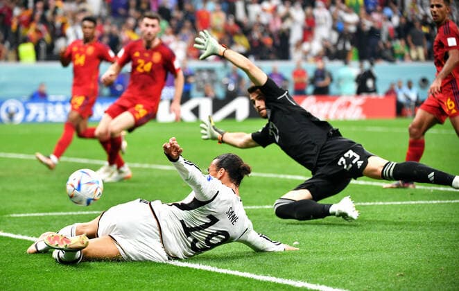 Fussball, Weltmeisterschaft, 2022, Herren, Qatar, Gruppe E, 2. Spieltag, Al Bayt Stadium: Spanien - Deutschland 1:1; Leroy Sane (GER), Unai Simon (SPA). Aktion FIFA REGULATIONS PROHIBIT ANY USE OF PHOTOGRAPHS AS IMAGE SEQUENCES AND OR QUASI-VIDEO *** Football, World Cup, 2022, Men, Qatar, Group E, Matchday 2, Al Bayt Stadium Spain Germany 1 1 Leroy Sane GER , Unai Simon SPA Action FIFA REGULATES PROHIBIT ANY USE OF PHOTOGRAPHS AS IMAGE SEQUENCES AND OR QUASI VIDEO
