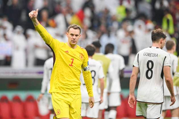 FUSSBALL WM 2022 VORRUNDE GRUPPE E Spanien - Deutschland 27.11.2022 Torwart Manuel Neuer (Deutschland) verabschiedet sich von den Fans.