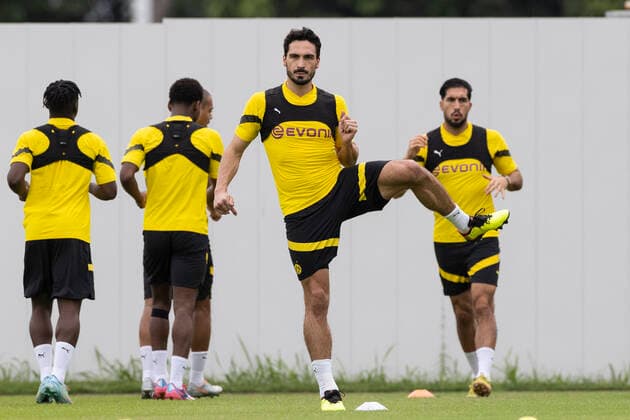 Sport Themen der Woche KW47 Sport Bilder des Tages Fußball: Asienreise von Borussia Dortmund - Öffentliches Training am 27.11.2022 in Singapur (Singapur). Dortmunds Mats Hummels dehnt sich *** Soccer Asia trip of Borussia Dortmund Public training on 27 11 2022 in Singapore Singapore Dortmunds Mats Hummels stretching Copyright: xKirchner MarcoxSteinbrennerx