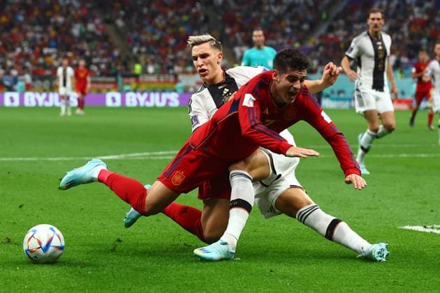 Alvaro Morata (L) of Spain in action with Nico Schlotterbeck of Germany during the 2022 FIFA World Cup, WM, Weltmeisterschaft, Fussball Group E match at Al Bayt Stadium in Doha, Qatar on November 27, 2022.  DOH20221127020 CHRISxBRUNSKILL