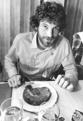 OS 1980 i Lake Placid. Vinter-OS. Längdskidor herrar 15 km. Thomas Wassberg, längdskidakare Sverige firar segern pa restaurang med en stor biff 1980-02-17 (c) JOHANSSON BOSSE Aftonbladet IBL Bildbyra * * * EXPRESSEN OUT * * * AFTONBLADET 4226 svenska kändisar x2512x *** Olympics 1980 in Lake Placid Winter Olympics Cross-country skiing men 15 km Thomas Wassberg, cross-country skier Sweden celebrates the victory at a restaurant with a big steak 1980 02 17 c JOHANSSON BOSSE Aftonbladet IBL Bildbyra EXPRESSEN OUT AFTONBLADET 4226 Swedish celebrities x2512x  Copyright: xAftonbladet TTx OS LAKE PLACID 1980 WASSBERG