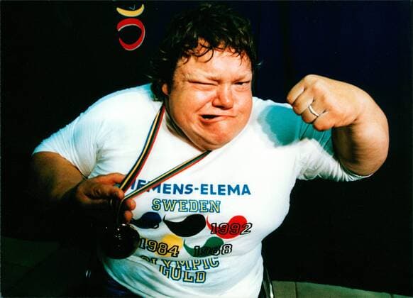 Paralympics 1992 i Barcelona. Tyngdlyftning, herrar bänkpress +100kg. Bengt Lindberg, Fimpen , handikappidrottare, bänkpress Sverige visar guldmedaljen, OS-medalj, grimaserar, gestikulerar, spänner musklerna 1992-09-12 (c) KJELLERAS PETER Aftonbladet IBL * * * EXPRESSEN OUT * * * AFTONBLADET 4586 Barcelona Spain tyngdlyftning x2512x *** Paralympics 1992 in Barcelona Weightlifting, men bench press 100kg Bengt Lindberg, Fimpen , disabled athlete, bench press Sweden shows the gold medal, Olympic medal, grimaces, gestures, flexes muscles 1992 09 12 c KJELLERAS PETER Aftonbladet IBL EXPRESSEN OUT AFTONBLADET 4586 Barcelona Spain weightlifting x2512x  Copyright: xKJELLERASxPETER Aftonbladet TTx Bengt Fimpen Lindberg