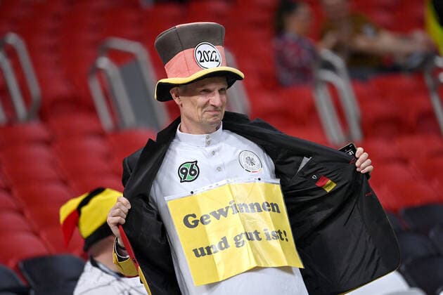 deutscher Fan,Fussballfan, Spanien (ESP) - Deutschland (GER) 1-1, Gruppenphase Gruppe E, 2. Spieltag, am 27.11.2022, Al-Bayt Stadium in Al-Khor. Fussball Weltmeisterschaft 2022 in Katar vom 20.11. - 18.12.2022 *** German fan,football fan, Spain ESP Germany GER 1 1, group phase group E, 2 match day, on 27 11 2022, Al Bayt Stadium in Al Khor Football World Cup 2022 in Qatar from 20 11 18 12 2022