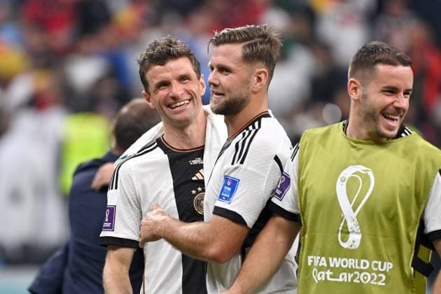 Sport Themen der Woche KW47 Sport Bilder des Tages v.li:Thomas MUELLER (GER) mit Niclas FUELLKRUG (GER) nach Spielende,Freude,Umarmung. Re:Christian GUENTER (GER). Spanien (ESP) - Deutschland (GER) 1-1, Gruppenphase Gruppe E, 2. Spieltag, am 27.11.2022, Al-Bayt Stadium in Al-Khor. Fussball Weltmeisterschaft 2022 in Katar vom 20.11. - 18.12.2022 *** f li Thomas MUELLER GER with Niclas FUELLKRUG GER after end of game,joy,hug Re Christian GUENTER GER Spain ESP Germany GER 1 1, group phase group E, 2 match day, on 27 11 2022, Al Bayt Stadium in Al Khor Football World Cup 2022 in Qatar from 20 11 18 12 2022