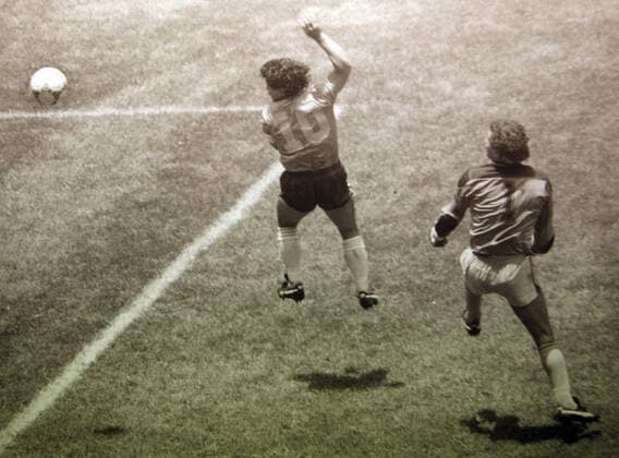 VM 1986, Argentina - England 2-1, match action. Diego Armando Maradona, fotbollsspelare Argentinga Landslaget. Guds hand I VM kvartsfinal mot England 1986 boxade Diego Maradona bollen in i mal förbi den engelske malvakten Peter Shilton 1986-06-01 (c) Kai Rehn Aftonbladet IBL Bildbyra AFTONBLADET 5866 *** EXPRESSEN OUT *** fotboll x2512x *** World Cup 1986, Argentina England 2 1, match action Diego Armando Maradona, footballer Argentinga National team Gods hand In the World Cup quarter-final against England 1986 Diego Maradona boxed the ball into the goal past the English goalkeeper Peter Shilton 1986 06 01 c Kai Rehn Aftonbladet IBL Bildbyra AFTONBLADET 5866 EXPRESSEN OUT football x2512x  Copyright: xKaixRehn Aftonbladet TTx VM 1986, Argentina - England