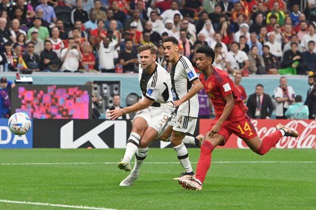 Niclas FUELLKRUG (GER) schiesst das Tor zum 1-1,Aktion,Torschuss gegen Luis Jose GAYA (ESP). H:Jamal MUSIALA (GER). Spanien (ESP) - Deutschland (GER) 1-1, Gruppenphase Gruppe E, 2. Spieltag, am 27.11.2022, Al-Bayt Stadium in Al-Khor. Fussball Weltmeisterschaft 2022 in Katar vom 20.11. - 18.12.2022