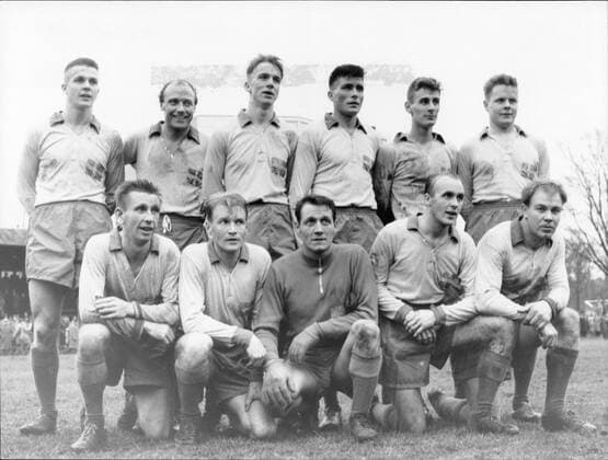 Svenska landslaget i fotboll. Lagbilder. Staende fr.v. Sylve Bengtsson, Gunnar Gren, Agne Simonsson, Ingemar Clarin, Jan Ekström, Gösta Sandberg Knivsta . knästaende fr.v. Reino Börjesson, Orvar Bergmark, Kalle Svensson, Prawitz Öberg, Sigge Parling, fotbollsspelare Sverige (detta kan vara lagbild fran 20-11-1957 och match mot Tyskland pa Volksparkstadion i Hamburg) 1957-11-20 (c) Aftonbladet IBL Bildbyra * * * EXPRESSEN OUT * * * AFTONBLADET 5600 fotboll x2512x Copyright: xAftonbladet TTx