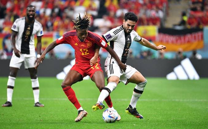 Fussball, Weltmeisterschaft, 2022, Herren, Qatar, Gruppe E, 2. Spieltag, Al Bayt Stadium: Spanien - Deutschland 1:1; Ilkay Gündogan (GER), Nico Williams (SPA). Aktion FIFA REGULATIONS PROHIBIT ANY USE OF PHOTOGRAPHS AS IMAGE SEQUENCES AND OR QUASI-VIDEO