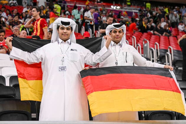 FUSSBALL WM 2022 VORRUNDE GRUPPE E Spanien - Deutschland 27.11.2022 Auch unter den Scheichs finden sich deutsche Fans. *** FOOTBALL World Cup 2022 PRE-ROUND ROUND GROUP E Spain Germany 27 11 2022 German fans can also be found among the sheikhs