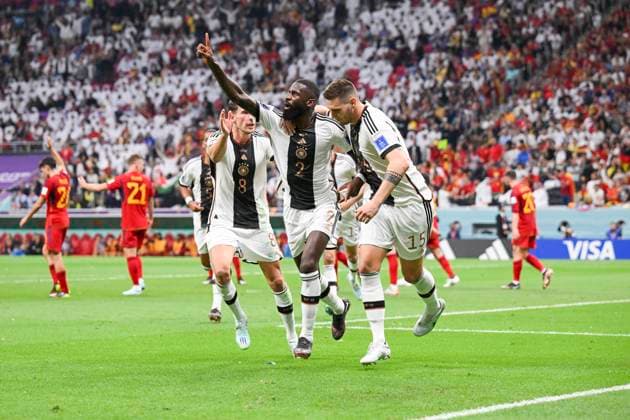 FUSSBALL WM 2022 VORRUNDE GRUPPE E Spanien - Deutschland 27.11.2022 Leon Goretzka, Antonio Ruediger und Niklas Suele (vlnr alle Deutschland) jubeln nach dem vermeintlichen Tor zum 0:1 durch Antonio Ruediger, dass spaeter wegen Abseits zurueckgenommem wird.