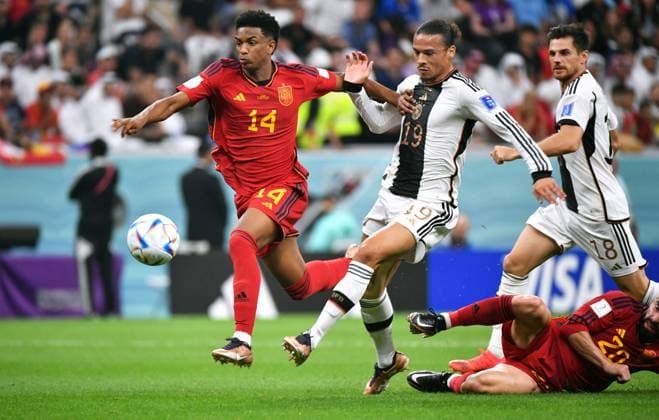 Fussball, Weltmeisterschaft, 2022, Herren, Qatar, Gruppe E, 2. Spieltag, Al Bayt Stadium: Spanien - Deutschland 1:1; Leroy Sane (GER), Jose Gaya (SPA). Aktion FIFA REGULATIONS PROHIBIT ANY USE OF PHOTOGRAPHS AS IMAGE SEQUENCES AND OR QUASI-VIDEO