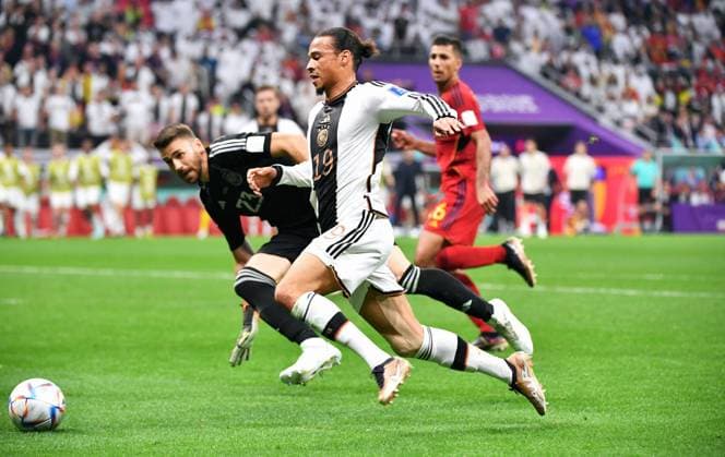 Fussball, Weltmeisterschaft, 2022, Herren, Qatar, Gruppe E, 2. Spieltag, Al Bayt Stadium: Spanien - Deutschland 1:1; Leroy Sane (GER), Unai Simon (SPA). Aktion FIFA REGULATIONS PROHIBIT ANY USE OF PHOTOGRAPHS AS IMAGE SEQUENCES AND OR QUASI-VIDEO
