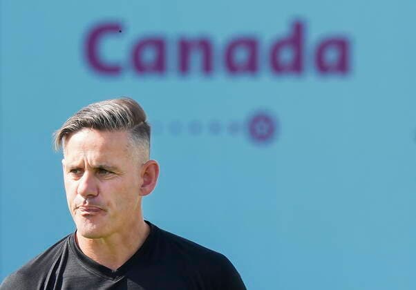 November 28, 2022, DOHA, QATAR: Canada head coach John Herdman watches his team during practice at the World Cup in Doha, Qatar on Monday, November 28, 2022. Canada News - November 28, 2022  - ZUMAc35_ 20221128_zaf_c35_005 Copyright: xNathanxDenettex