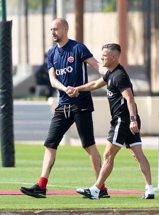 November 28, 2022, DOHA, QATAR: Canada head coach John Herdman, right, and Canada goalkeeper Milan Borjan shake hands during practice at the World Cup in Doha, Qatar on Monday, November 28, 2022. Canada News - November 28, 2022  - ZUMAc35_ 20221128_zaf_c35_007 Copyright: xNathanxDenettex
