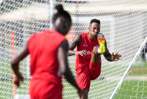 November 28, 2022, DOHA, QATAR: Canada midfielder Mark-Anthony Kaye, right, warms up during practice at the World Cup in Doha, Qatar on Monday, November 28, 2022. Canada News - November 28, 2022  - ZUMAc35_ 20221128_zaf_c35_012 Copyright: xNathanxDenettex