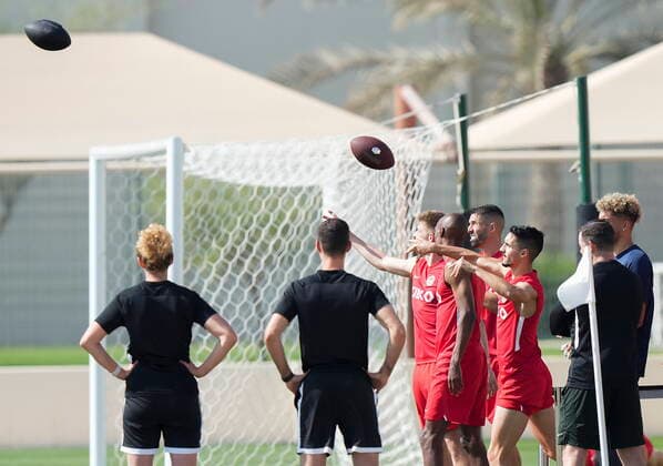 Sport Bilder des Tages November 28, 2022, DOHA, QATAR: Canada tosses footballs around during practice at the World Cup in Doha, Qatar on Monday, November 28, 2022. Canada News - November 28, 2022  - ZUMAc35_ 20221128_zaf_c35_015 Copyright: xNathanxDenettex