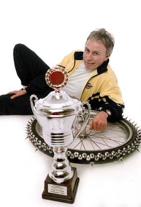 PER-OLOF SERENIUS POSA, TÄVLINGSFÖRARE MOTORCYKEL ISRACING, NYBLIVEN VÄRLDSMÄSTARE. PRISER. 2002-03-18 (c) SANDBERG MAGNUS Aftonbladet IBL Bildbyra * * * EXPRESSEN OUT * * * AFTONBLADET 4560 Stockholm Sverige isracing x2512x *** PER OLOF SERENIUS POSA, DRIVER MOTORCYCLE ISRACING, NYBLIVEN WORLD CHAMPION PRIZES 2002 03 18 c SANDBERG MAGNUS Aftonbladet IBL Bildbyra EXPRESSEN OUT AFTONBLADET 4560 Stockholm Sweden isracing x2512x  Copyright: xMagnusxSandberg Aftonbladet TTx Posa Serenius