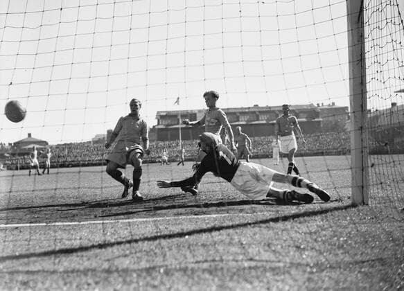 Sverige-Finland. Gunnar Gren gör mal. Augusti 1945