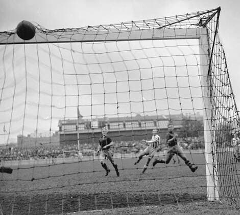 FotbollIFK Göteborg-Hälsingborg (Helsingborg). Gunnar Gren krutar pa. Okt.1944.