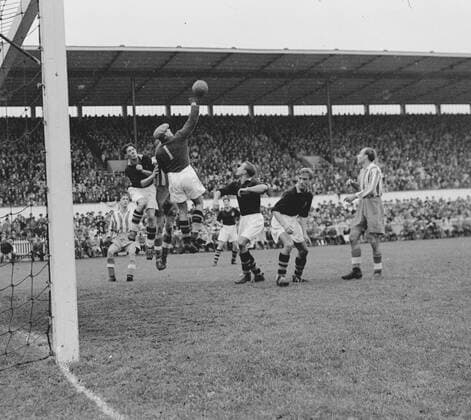 Göteborg 12 oktober 1947. Fotboll IFK Göteborg - AIK. Gunnar Gren känns igen vid en IFK-hörna där AIK-malvakten Gustaf Gurra Sjöberg far ingripa.