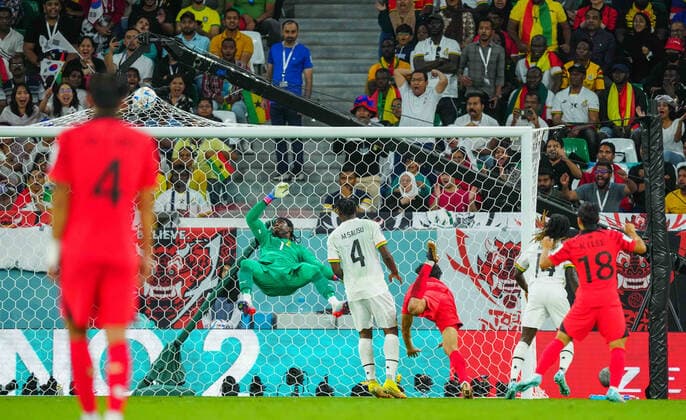 Sport Bilder des Tages Mandatory Credit: Photo by Javier Garcia Shutterstock (13634927cq) Cho Guesung of South Korea scores his second goal 2-2 past Goalkeeper Lawrence Ati-Zigi of Ghana Korea Republic v Ghana, FIFA World Cup, WM, Weltmeisterschaft, Fussball 2022, Group H, Football, Education City Stadium, Doha, Qatar - 28 Nov 2022 Editorial Use Only Korea Republic v Ghana, FIFA World Cup 2022, Group H, Football, Education City Stadium, Doha, Qatar - 28 Nov 2022 Editorial Use Only  Copyright: xJavierxGarcia Shutterstockx 13634927cq