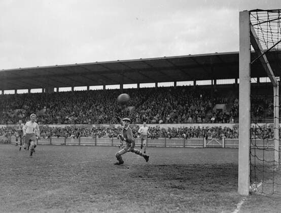 Göteborg Gamla Ullevi Fotboll IFK Göteborg - Halmia söndagen den 6 maj 1946 Gunnar Gren (längst t.v.) gör 2-1 för IFK förbi en chanslös Rune Ludvigsson i halmiamalet. x2524x Copyright: xKamerareportage TTx
