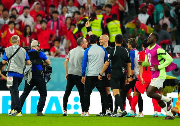 Sport Bilder des Tages Mandatory Credit: Photo by Javier Garcia Shutterstock (13634927di) Manager Paulo Bento of South Korea confronts Referee Anthony Taylor who shows him a red card after the game had finished Korea Republic v Ghana, FIFA World Cup, WM, Weltmeisterschaft, Fussball 2022, Group H, Football, Education City Stadium, Doha, Qatar - 28 Nov 2022 Editorial Use Only Korea Republic v Ghana, FIFA World Cup 2022, Group H, Football, Education City Stadium, Doha, Qatar - 28 Nov 2022 Editorial Use Only  Copyright: xJavierxGarcia Shutterstockx 13634927di