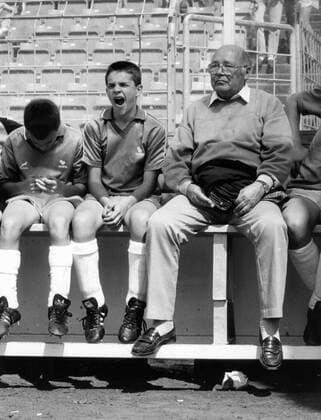 GÖTEBORG 1991-07-01 Gunnar Gren med italienska fotbollsgrabbar i Gothia Cup. Gren avled senare under aret.