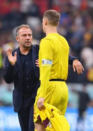 FUSSBALL WM 2022 VORRUNDE GRUPPE E Spanien - Deutschland 27.11.2022 Schlussjubel Deutschland; Bundestrainer Hansi Flick (li) klastcht Torwart Manuel Neuer (re) ab