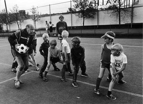 Göteborg 1984-05-17 Gunnar Gren tillsammans med unga fotbollsspelare pa Valhalla fotbollsplan