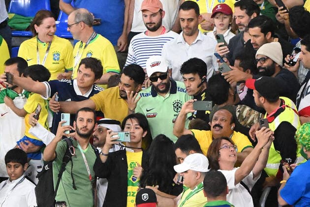 Fussball, Herren, Saison 2022 23, WM in Katar, Gruppe G (2. Spieltag), Brasilien - Schweiz im Stadium 974 in Doha, Ein Double von Neymar sorgt für Aufregung im Fanblock von Brasilien , 28.11. 2022, *** Football, Men, 2022 23 season, World Cup in Qatar, Group G 2 matchday , Brazil Switzerland at Stadium 974 in Doha, A double from Neymar causes excitement in the fan block of Brazil , 28 11 2022, Copyright: xMatthiasxKochx