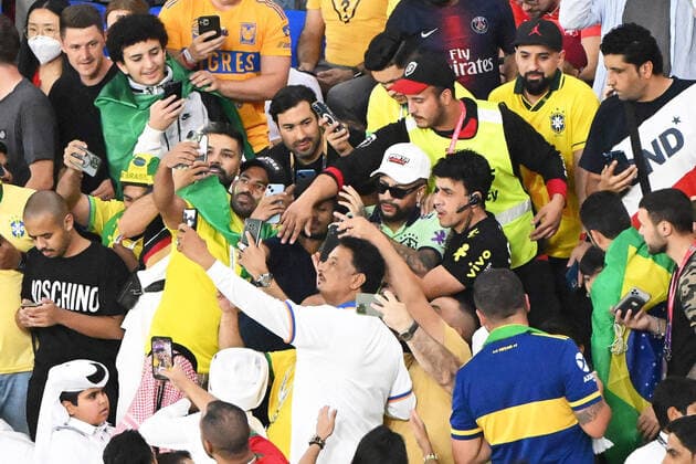 Sport Themen der Woche KW48 Sport Bilder des Tages Fussball, Herren, Saison 2022 23, WM in Katar, Gruppe G (2. Spieltag), Brasilien - Schweiz im Stadium 974 in Doha, Ein Double von Neymar sorgt für Aufregung im Fanblock von Brasilien , 28.11. 2022, *** Football, Men, 2022 23 season, World Cup in Qatar, Group G 2 matchday , Brazil Switzerland at Stadium 974 in Doha, A double from Neymar causes excitement in the fan block of Brazil , 28 11 2022, Copyright: xMatthiasxKochx