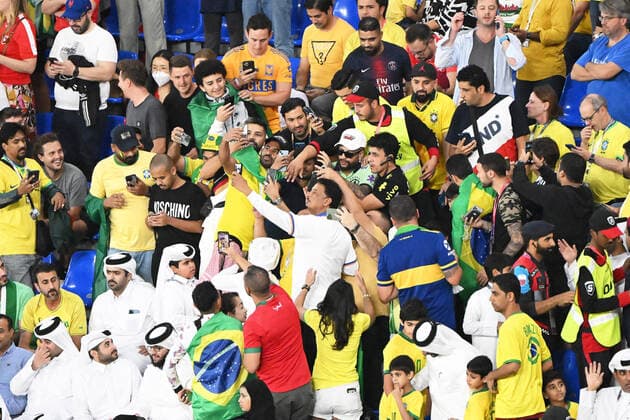 Fussball, Herren, Saison 2022 23, WM in Katar, Gruppe G (2. Spieltag), Brasilien - Schweiz im Stadium 974 in Doha, Ein Double von Neymar sorgt für Aufregung im Fanblock von Brasilien , 28.11. 2022, *** Football, Men, 2022 23 season, World Cup in Qatar, Group G 2 matchday , Brazil Switzerland at Stadium 974 in Doha, A double from Neymar causes excitement in the fan block of Brazil , 28 11 2022, Copyright: xMatthiasxKochx