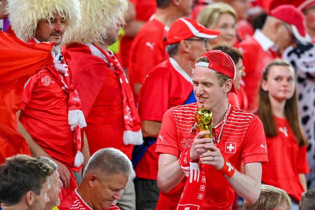 FUSSBALL WM 2022 VORRUNDE GRUPPE H Brasilien - Schweiz 28.11.2022 Ein Schweizer Fussballfan mit einer Nachbildung des WM-Pokals vor dem Spiel. *** FOOTBALL WORLD CUP 2022 PRE-ROUND GROUP H Brazil Switzerland 28 11 2022 A Swiss football fan with a replica of the World Cup trophy before the match