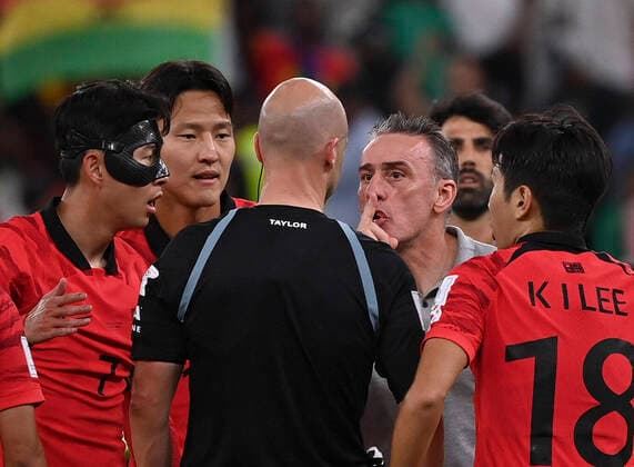 (221128) -- AL RAYYAN, Nov. 28, 2022 -- Paulo Bento (3rd R), head coach of South Korea, reacts after receiving a red card from referee Anthony Taylor (4th L) during the Group H match between South Korea and Ghana at the 2022 FIFA World Cup, WM, Weltmeisterschaft, Fussball at Education City Stadium in Al Rayyan, Qatar, Nov. 28, 2022. ) (SP)QATAR-AL RAYYAN-2022 WORLD CUP-GROUP H-KOR VS GHA ChenxCheng 