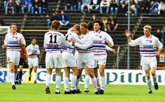 Aus 2. BL. Saison 1998 99 Hannover96 - KFC Uerdingen 3:1 am 12.05.1999. Im Foto: Torjubel nach 1:1 durch Heinz Vossen 19 Mitte *** From 2 BL season 1998 99 Hannover96 KFC Uerdingen 3 1 on 12 05 1999 In the photo goal celebration after 1 1 by Heinz Vossen 19 center