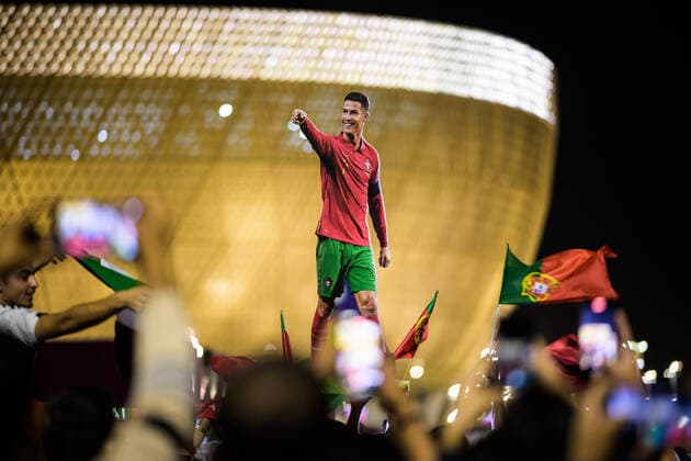 Sport Bilder des Tages 221128 Portugal fans hoist a Cristiano Ronaldo cardboard cutout ahead of the FIFA World Cup, WM, Weltmeisterschaft, Fussball 2022 football match between Portugal and Uruguay on November 28, 2022 in Doha. Photo: Joel Marklund BILDBYRAN kod JM JM0392 bbeng fotboll football soccer fotball vm fotbolls-vm fotball-vm fotbolls-vm 2022 fifa world cup 2022 portugal uruguay Copyright: JOELxMARKLUND BB221128JM005