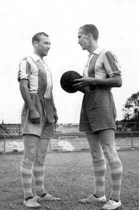 Göteborg september 1945 Gamla Ullevi - Gunnar Gren och Arne Nyberg (th) Fotboll x2524x Copyright: xKamerareportage TTx