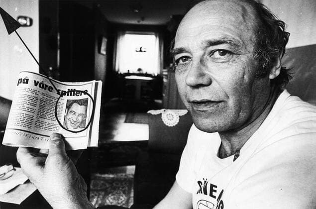 1976-05-13 Gunnar Gren visar tidningsklipp pa italienaren, som omväxlande kallar sig Soldarini och Colombo och som lurat fotbollsfolk att skriva pa falska kontrakt