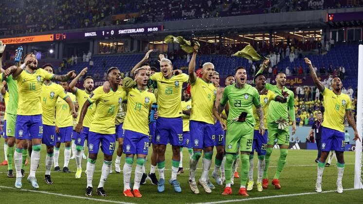 Sport Themen der Woche KW48 Sport Bilder des Tages DOHA - Raphinha of Brazil, Marquinhos of Brazil, Rodrygo of Brazil, Antony of Brazil, Brazil goalkeeper Ederson, Richarlison of Brazil, Eder Militao of Brazil, Vinicius Junior of Brazil, Gabriel Jesus of Brazil, Casemiro of Brazil celebrate victory during FIFA World Cup, WM, Weltmeisterschaft, Fussball Qatar 2022 group G match between Brazil and Switzerland at 974 Stadium on November 28, 2022 in Doha, Qatar. AP Dutch Height MAURICE OF STONE FIFA World Cup Qatar 2022 2022 xVIxANPxSportx xMauricexvanxSteenxWKxIVx *** DOHA Raphinha of Brazil, Marquinhos of Brazil, Rodrygo of Brazil, Antony of Brazil, Brazil goalkeeper Ederson, Richarlison of Brazil, Eder Militao of Brazil, Vinicius Junior of Brazil, Gabriel Jesus of Brazil, Casemiro of Brazil celebrate victory during FIFA World Cup Qatar 2022 group G match between Brazil and Switzerland at 974 Stadium on November 28, 2022 in Doha, Qatar AP Dutch Height MAURICE OF STONE FIFA World Cup Qatar 2022 2022 xVIxANPxSportx xMauricexvanxSteenxWKxIVx 458523026 originalFilename: 458523026.jpg